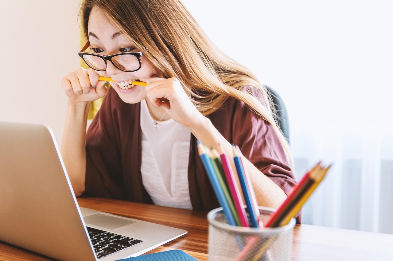 How Content Creators and Bloggers Generate Income Online